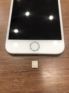 iPhoneの充電器が中で折れた！？無理に取り出すのはお勧めしま