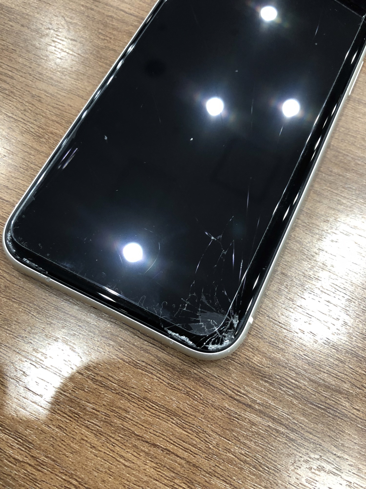 フィルムは無事なのに画面だけ割れる！？フィルムの種類によっては