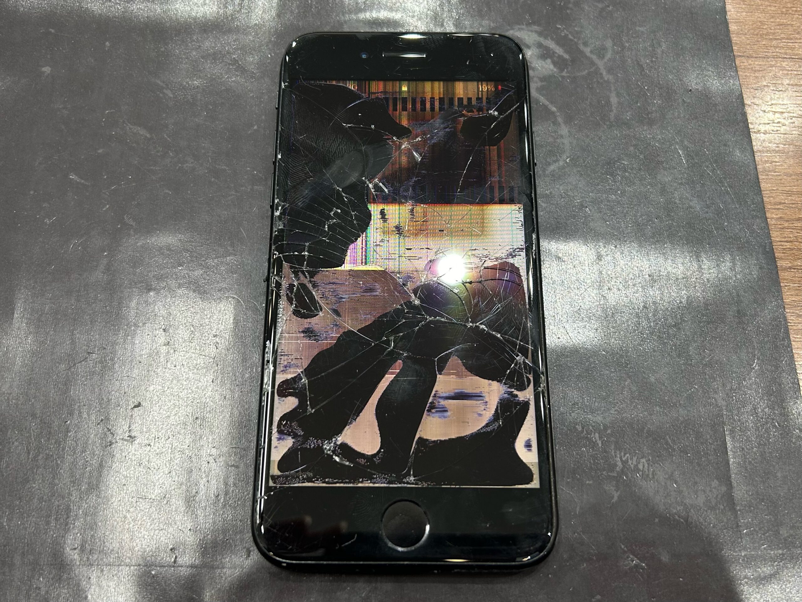 Apple iPhone SE2 ホワイト 画面ひび割れ破損有り 高知店】iPhone SE2の画面が割れた！Touch IDを維持して最短30分